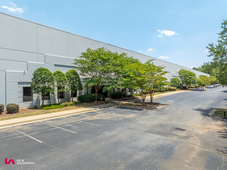 More Photos Of 2850 Barrett Lakes Blvd, Kennesaw Warehouse For Lease