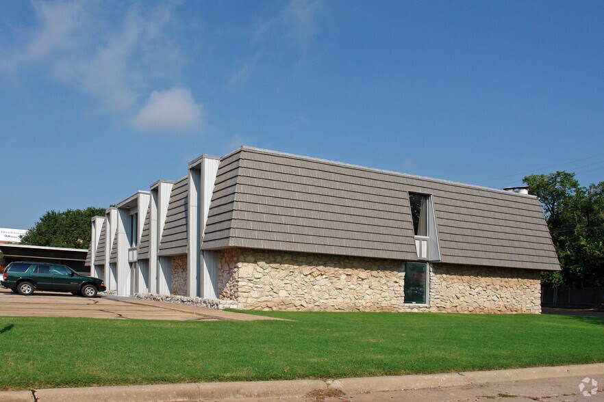 Primary Photo Of 2701 NW 39th St, Oklahoma City Office For Sale