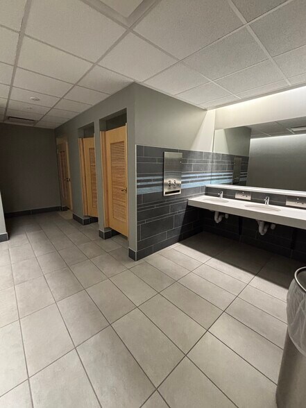 More Photos Of 302 S 4th St, Manhattan Office For Lease