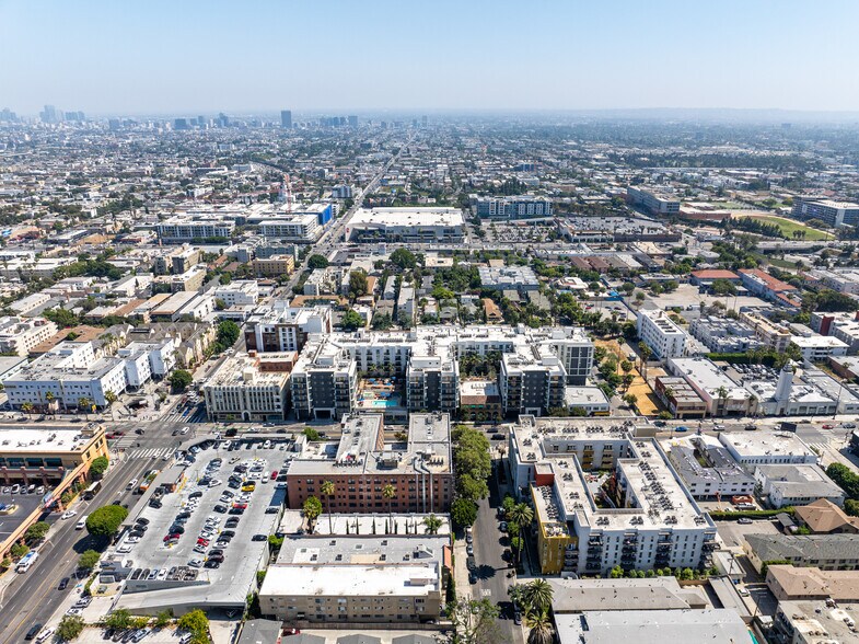 More Photos Of 5550 Hollywood Blvd, Los Angeles Apartments For Lease