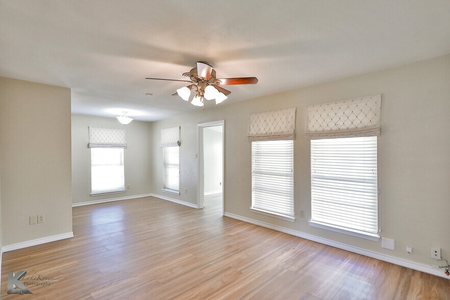 More Photos Of 2810 S 27th St, Abilene Office For Sale