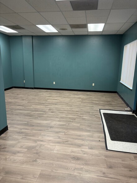 More Photos Of 645 W Highway 50, O'Fallon Storefront Retail Office For Lease