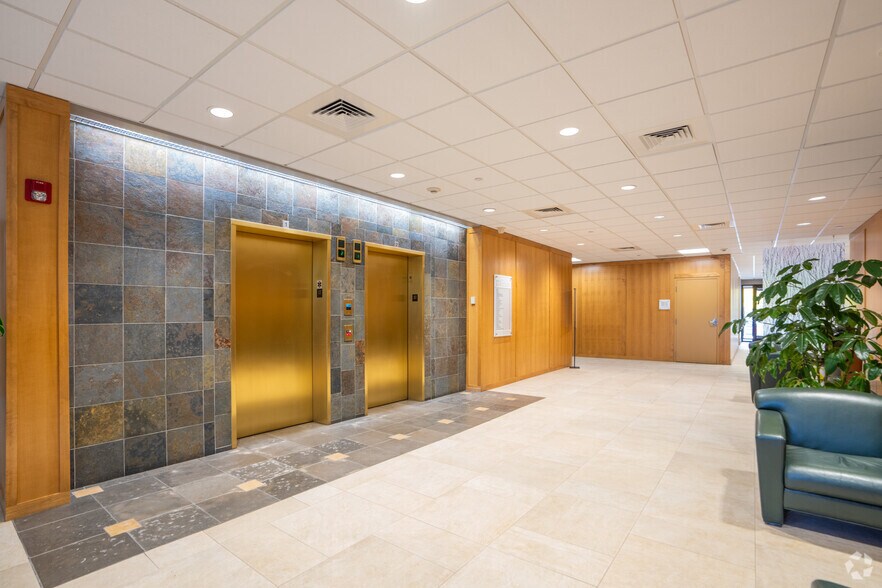 More Photos Of 271 Waverley Oaks Rd, Waltham Office For Lease