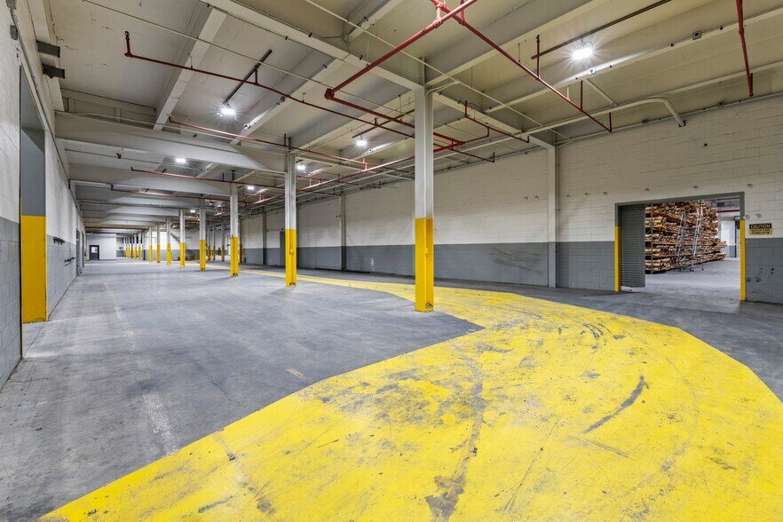 More Photos Of 327 Lewis St, Oxford Distribution For Lease