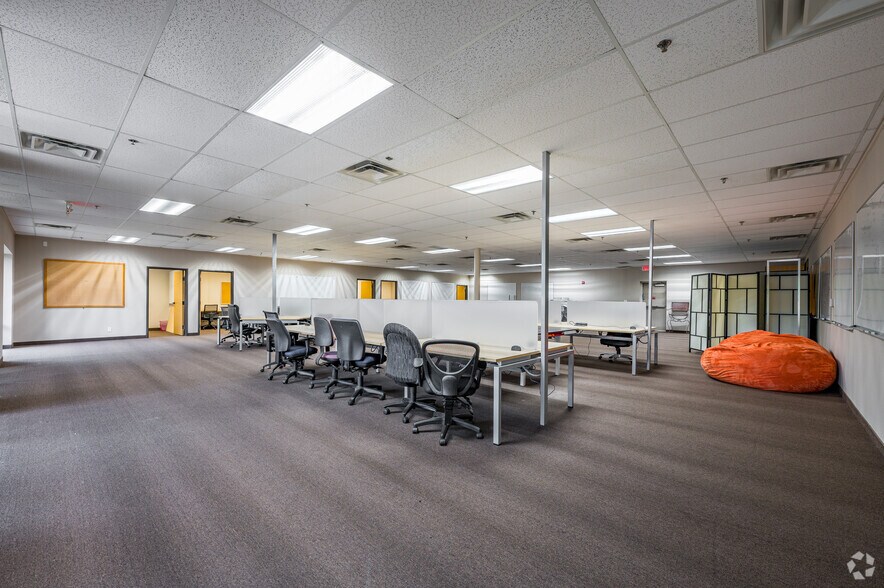 More Photos Of 4215 N Beltwood Pky, Dallas Industrial For Lease