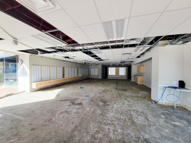 More Photos Of 14755 Ventura Blvd, Sherman Oaks General Retail For Lease