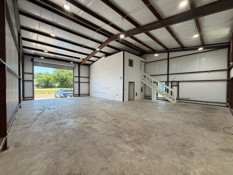 More Photos Of 4072 Old Lorena Rd, Lorena Light Manufacturing For Lease