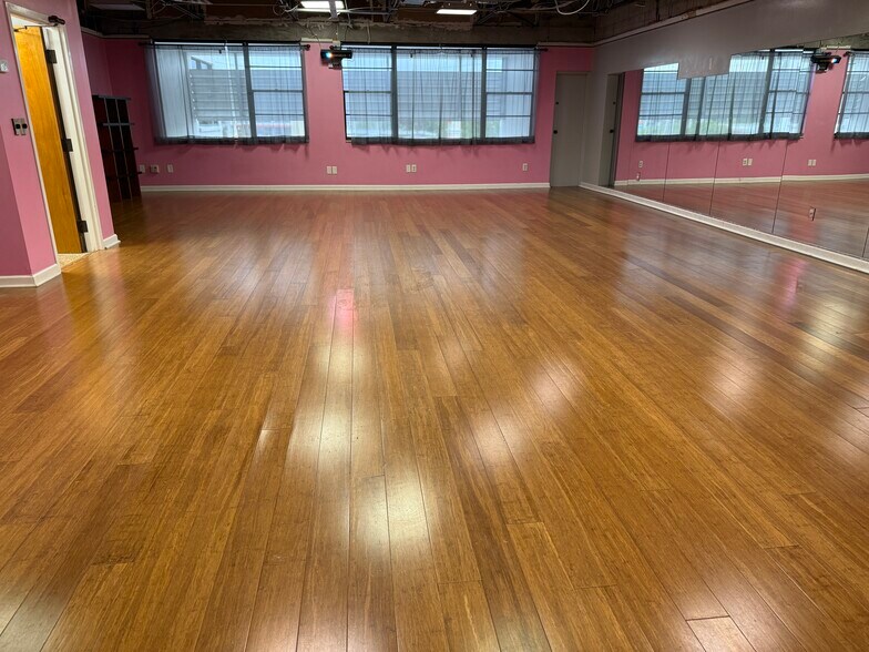 More Photos Of 6251 US Highway 19 N, Pinellas Park Showroom For Lease