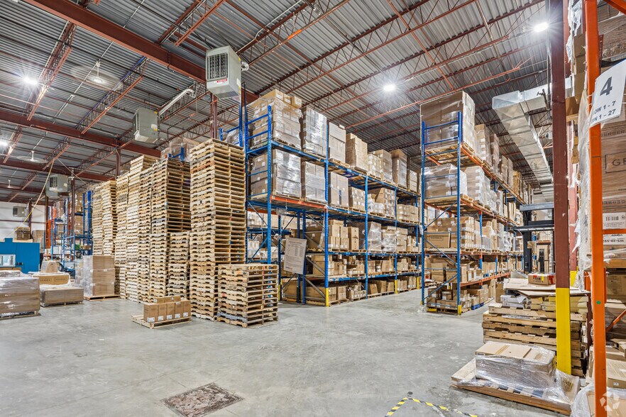 More Photos Of 4600-4612 Chemin Du Bois-Franc, Saint-Laurent Warehouse For Lease