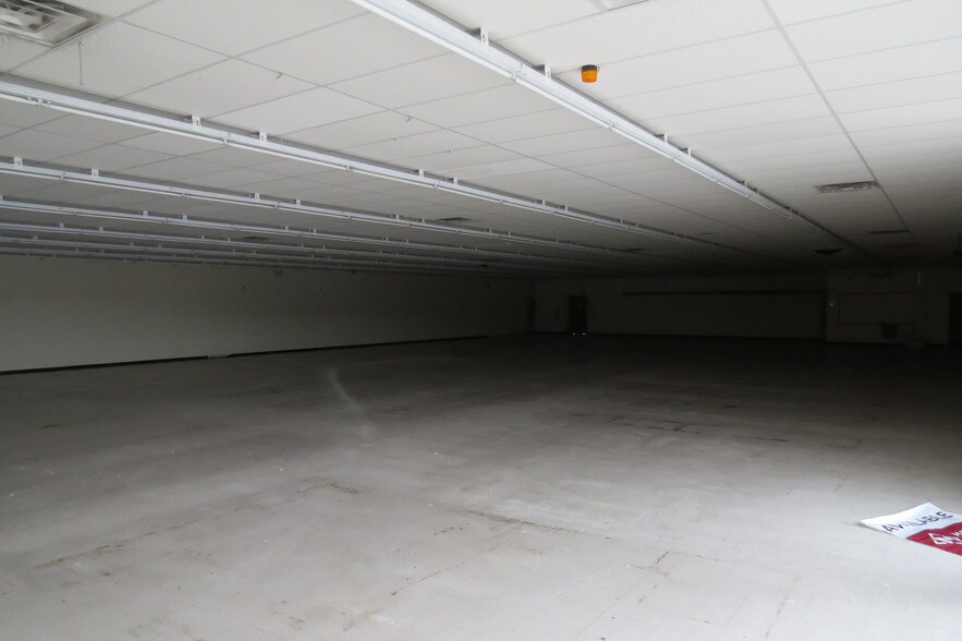 More Photos Of 5916 W State Road 10, Demotte Department Store For Sale