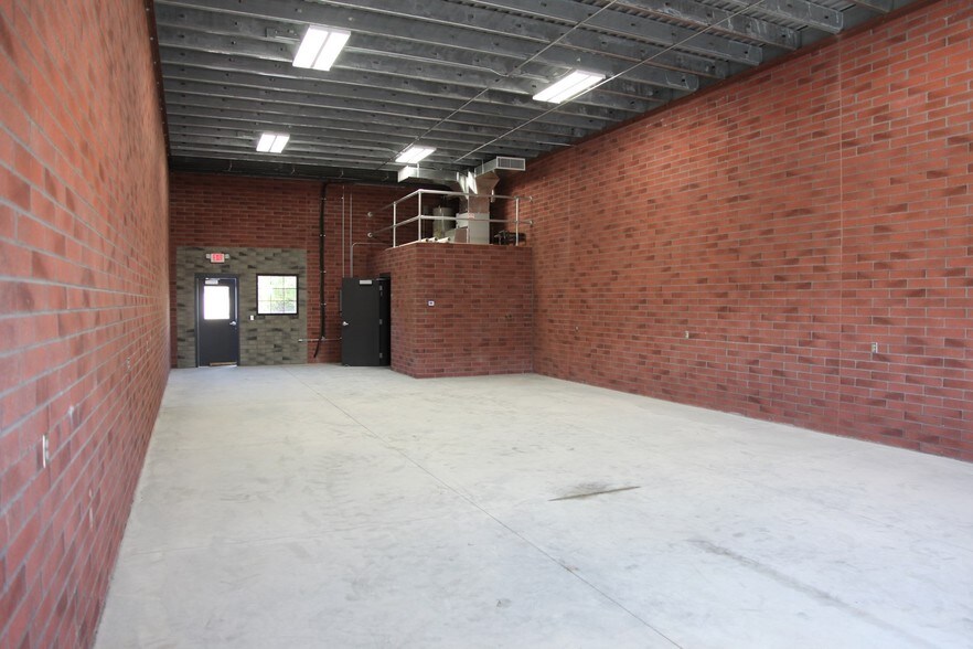 More Photos Of 6588 Center Industrial Dr, Jenison Showroom For Lease