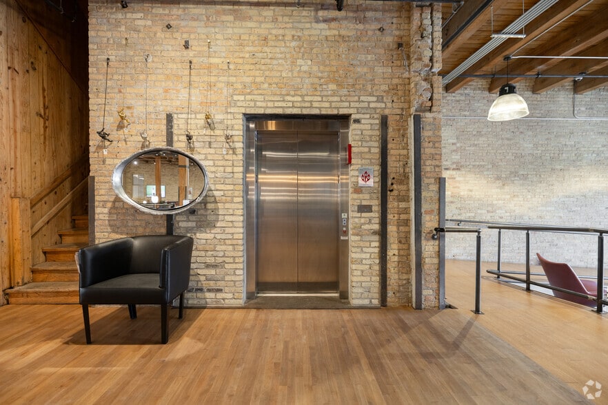 More Photos Of 1741 W Saint Paul Ave, Milwaukee Flex For Sale