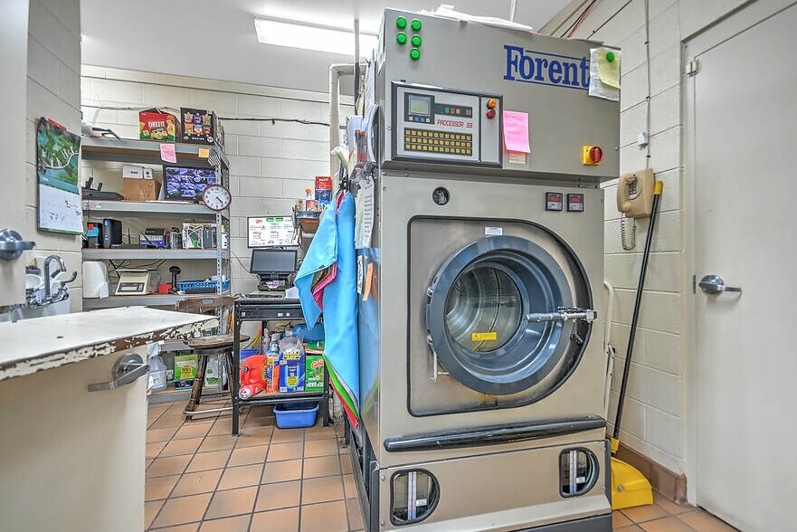 More Photos Of 245 Gate City Hwy, Bristol General Retail For Sale