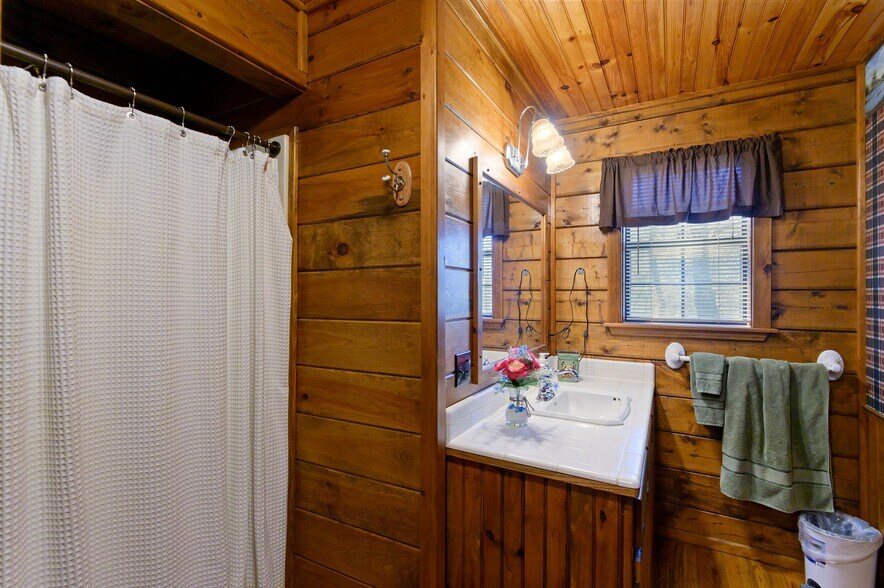 More Photos Of 68438 Eagle Creek Dr, Smithville Hotel For Sale