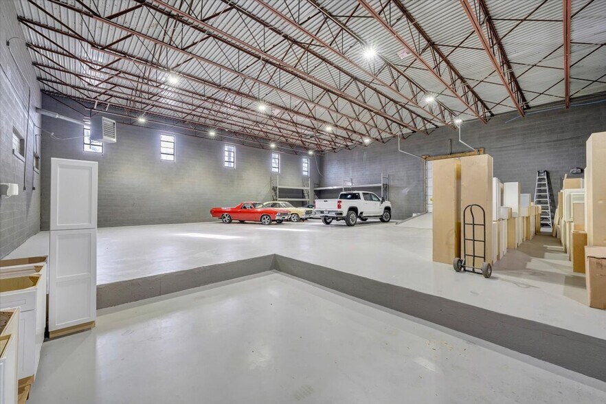 More Photos Of 2214-2216 Patterson Ave, Roanoke Showroom For Sale