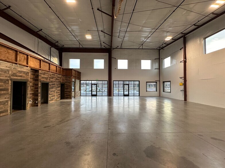 More Photos Of 8804 W Victoria Ave, Kennewick Showroom For Lease