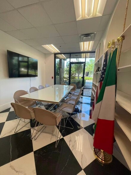 More Photos Of 7075 Kingspointe Pky, Orlando Showroom For Sale