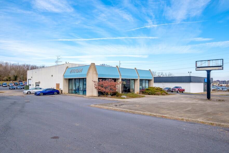 More Photos Of 2675 S Main St, Harrisonburg Auto Dealership For Lease