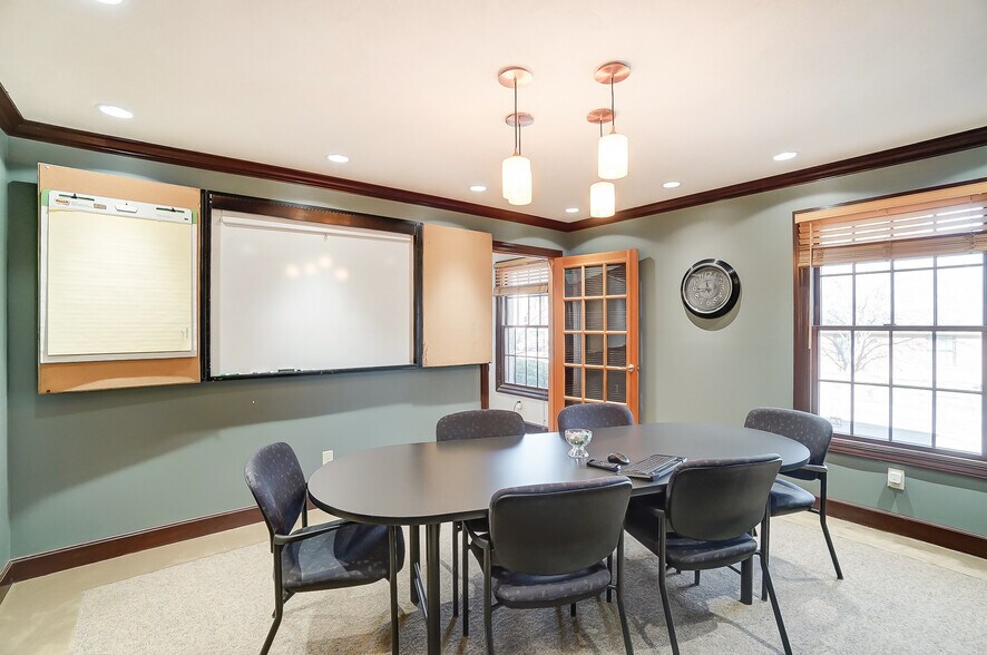 More Photos Of 830 E Franklin St, Centerville Medical For Sale