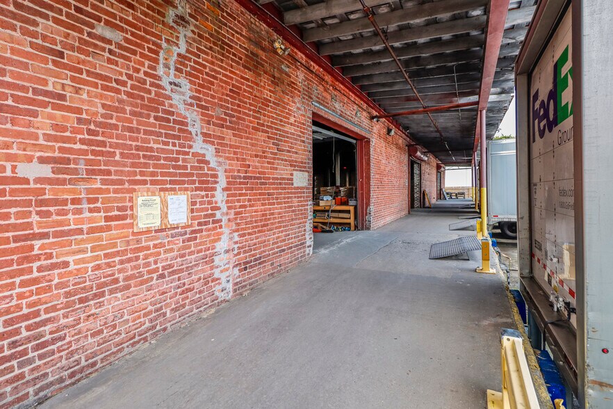 More Photos Of 827 Douglas Ave, Portsmouth Warehouse For Lease