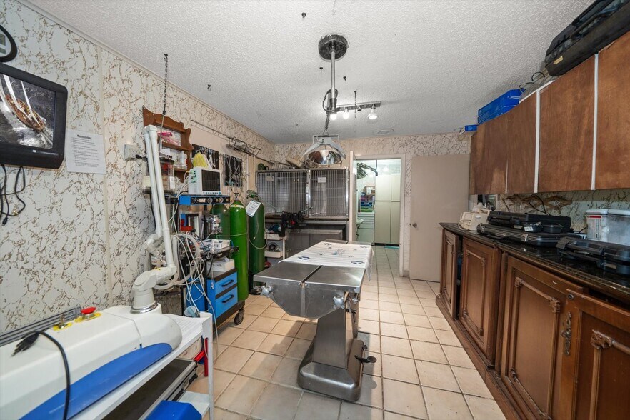 More Photos Of 1631 W Bay Dr, Largo Veterinarian Kennel For Sale