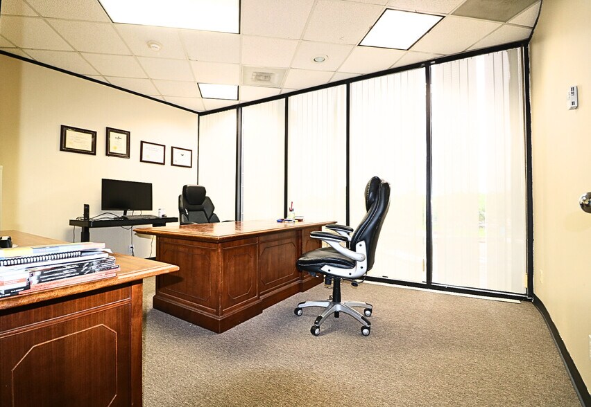 More Photos Of 6100 Corporate Dr, Houston Office For Sale