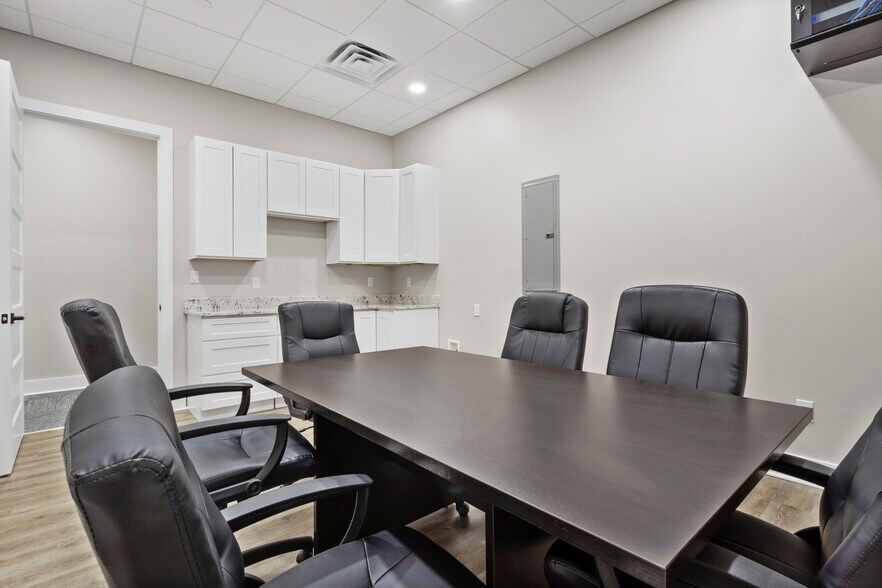 More Photos Of 13334 Seaway Rd, Gulfport Office For Lease