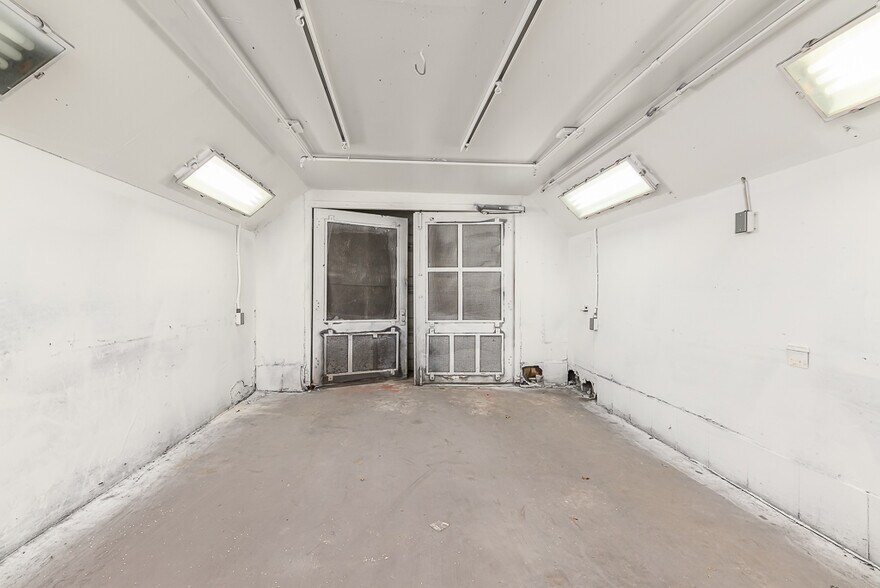 More Photos Of 6110 Merriam Ln, Shawnee Warehouse For Sale