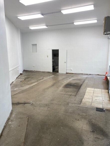 More Photos Of 927 Davis St, Evanston General Retail For Lease