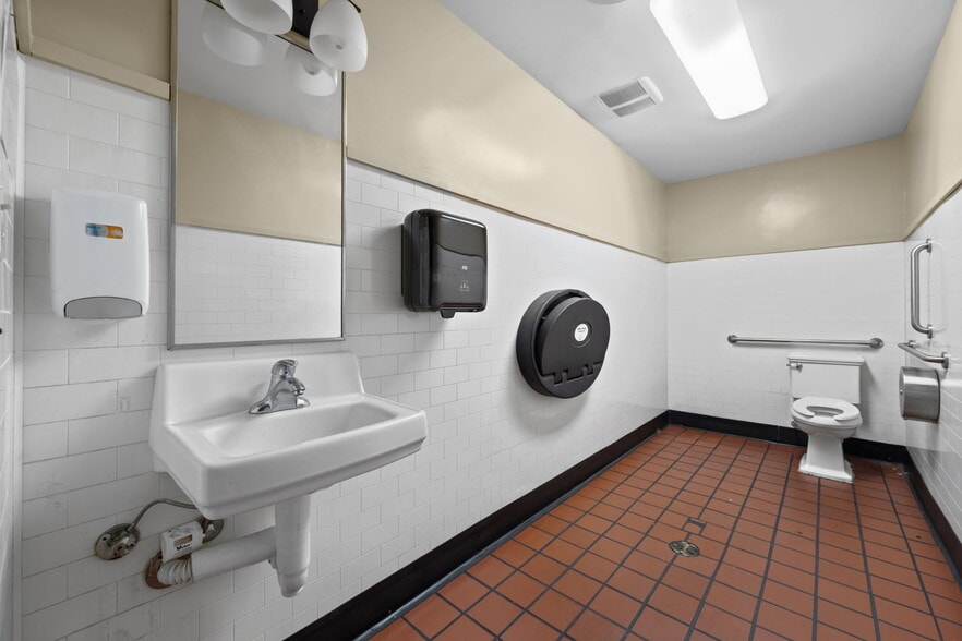 More Photos Of 1301 Gum Branch Rd, Jacksonville Restaurant For Lease