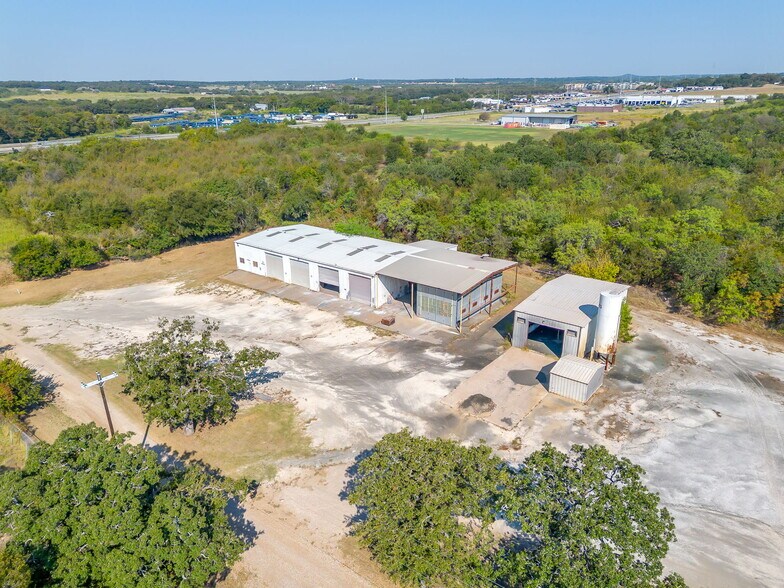 More Photos Of 3545 N Main St, Cleburne Industrial For Lease