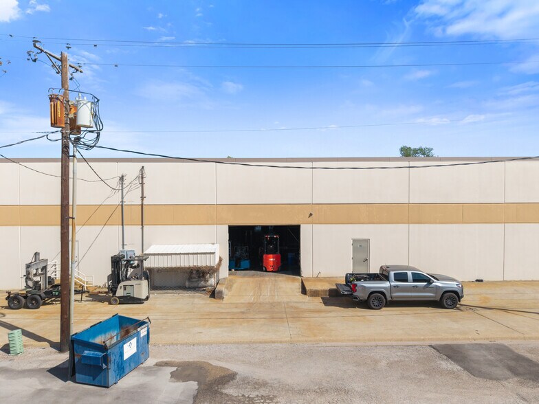 More Photos Of 13777 Bee St, Farmers Branch Warehouse For Lease