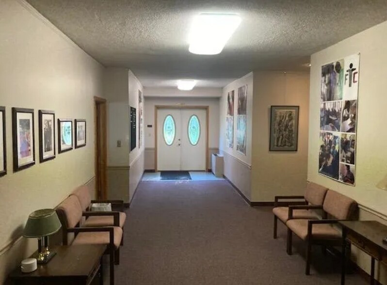 More Photos Of 101 Quaker Hill Dr, Richmond Flex For Lease