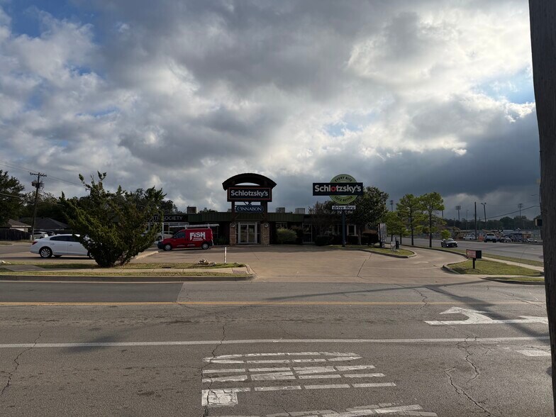 More Photos Of 1216 W Henderson St, Cleburne Freestanding For Lease