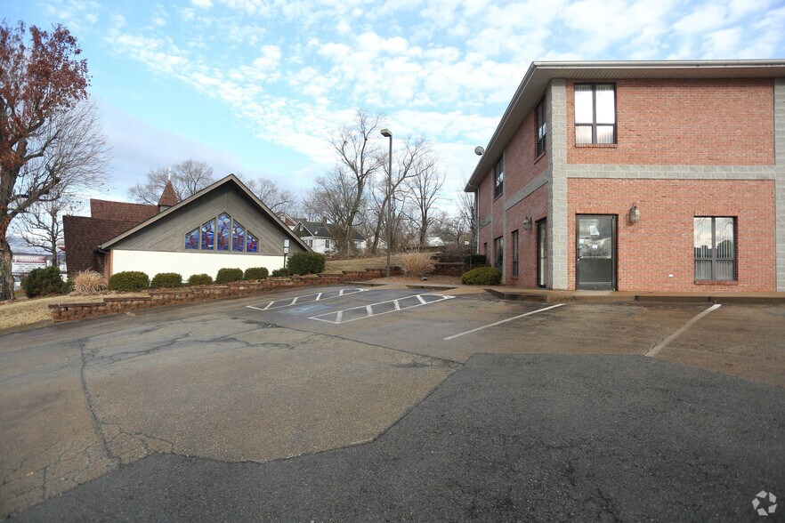 More Photos Of 326 E High St, Potosi Office For Sale