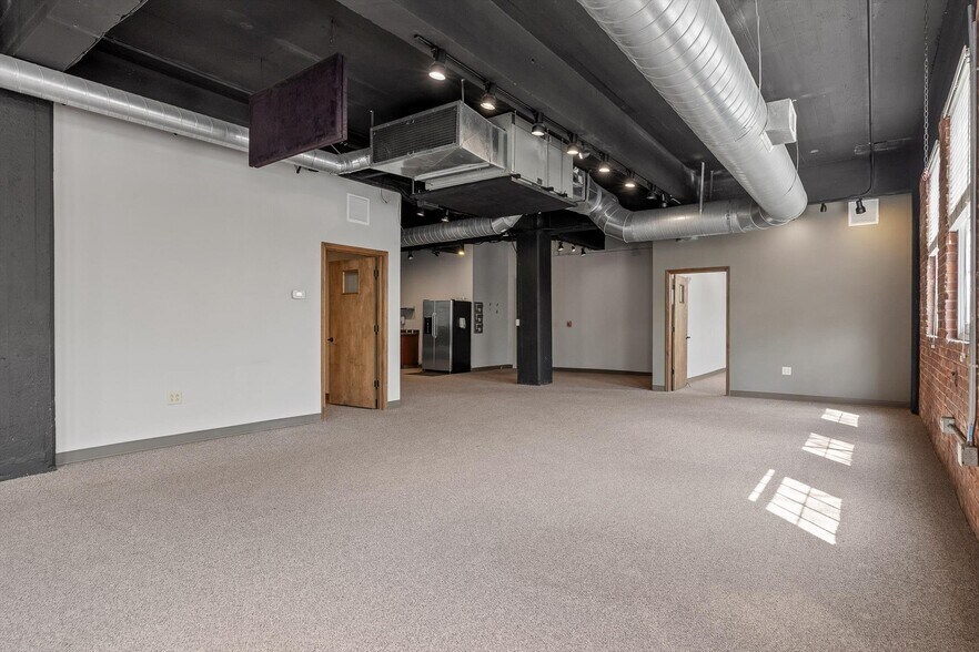 More Photos Of 407 Broad St, Chattanooga General Retail For Lease