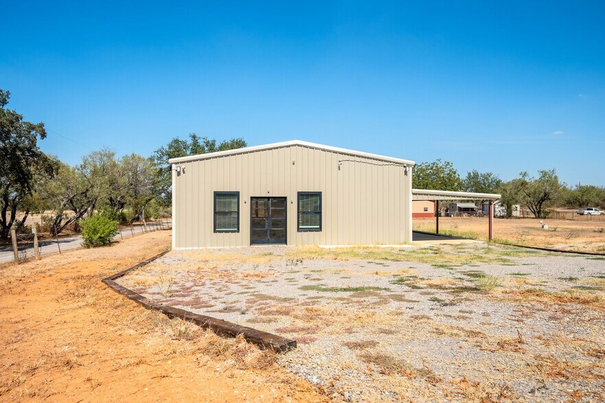 More Photos Of 13747 US Highway 87 S, Adkins Flex For Lease