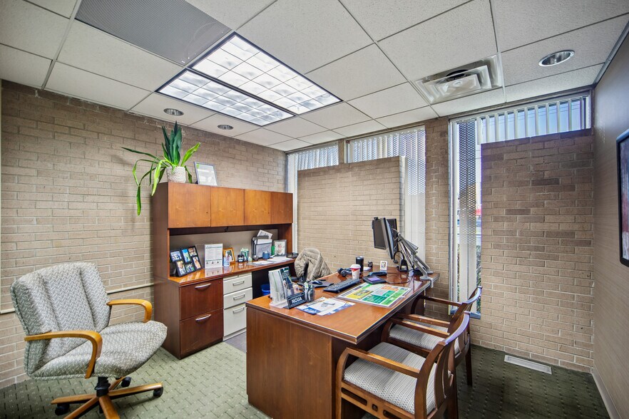 More Photos Of 2805 Beaver Ave, Des Moines Bank For Sale