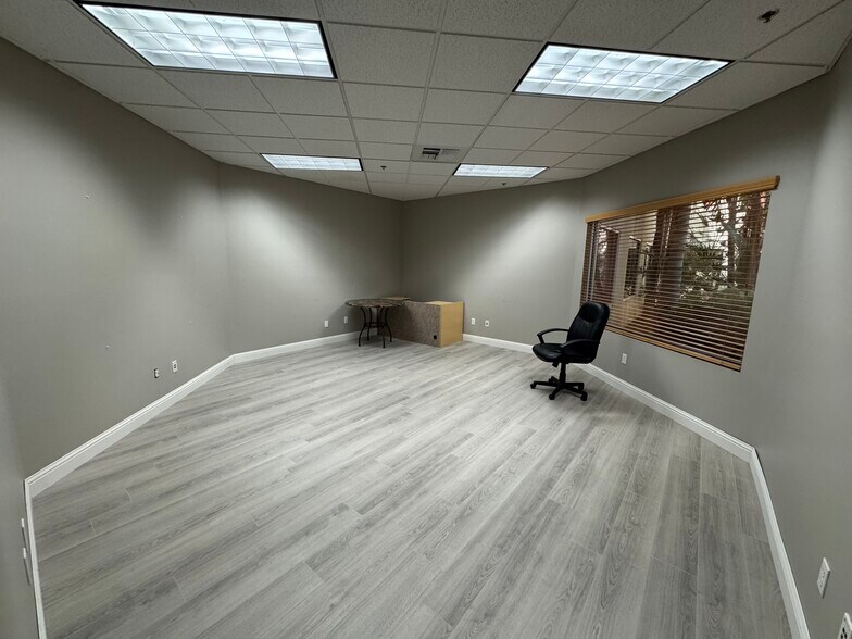 More Photos Of 3955 Coffee Rd, Bakersfield Office For Lease