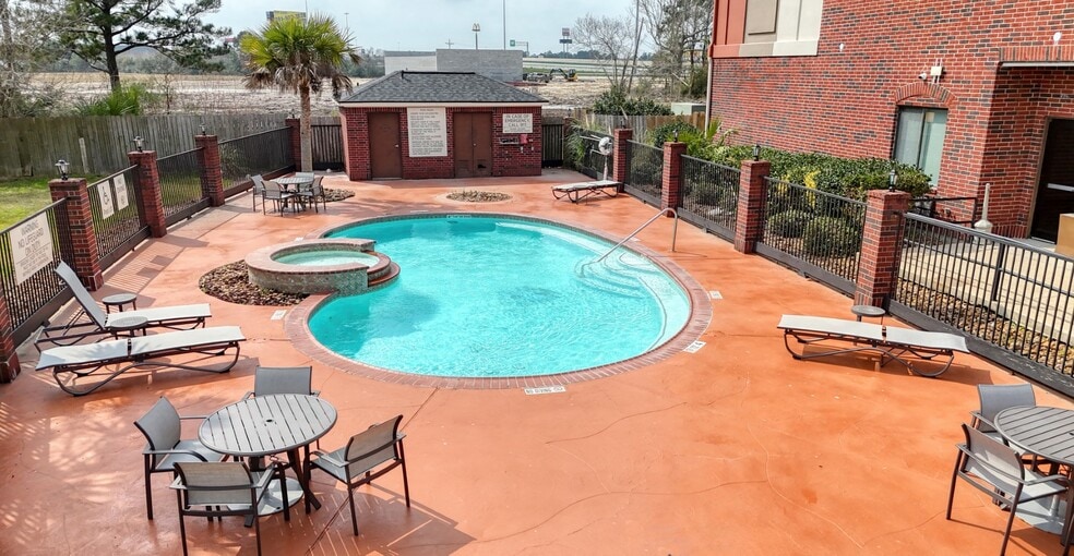 More Photos Of 46300 Interstate 10, Winnie Hotel For Sale