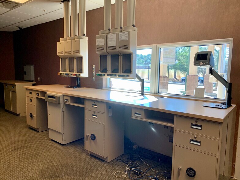 More Photos Of 139 Plaza Dr, Brandon Bank For Sale