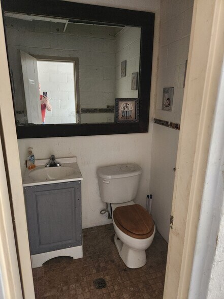 More Photos Of 1301 NW Cache Rd, Lawton Industrial For Lease