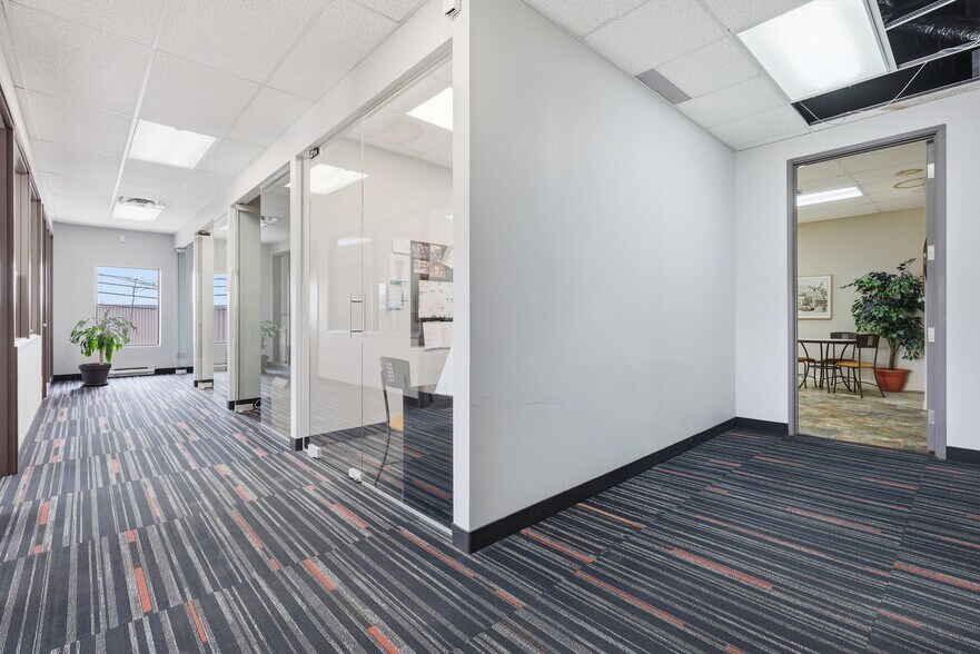 More Photos Of 8905 Boul Henri-Bourassa O, Saint-Laurent Showroom For Lease
