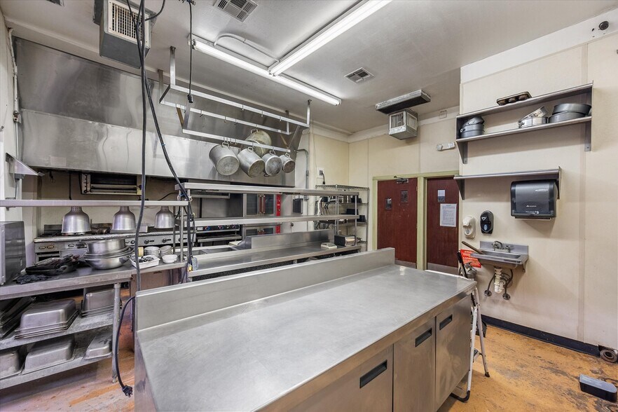 More Photos Of 107 S Beaton St, Corsicana Storefront For Sale