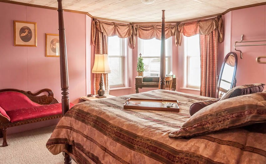More Photos Of 201 Steele St, Algoma Hotel For Sale