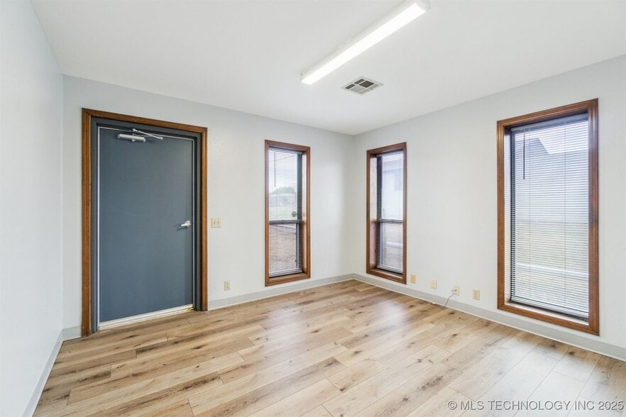 More Photos Of 1236 E Main St, Cushing Medical For Sale