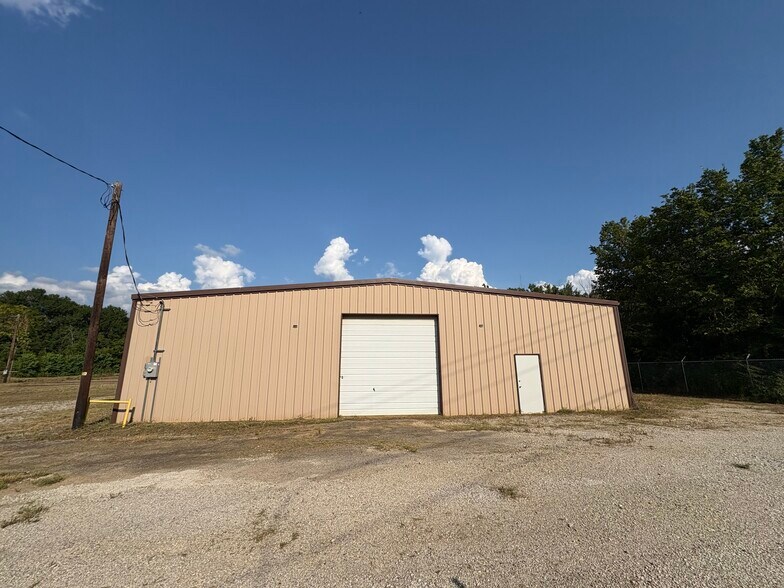 More Photos Of 1516 S Sycamore St, Palestine Warehouse For Lease
