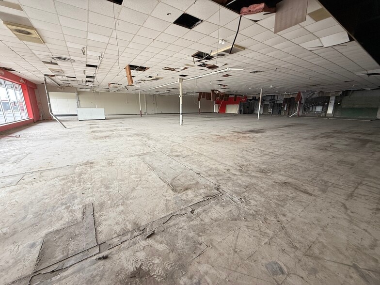 More Photos Of 11811 E 8 Mile Rd, Warren General Retail For Lease
