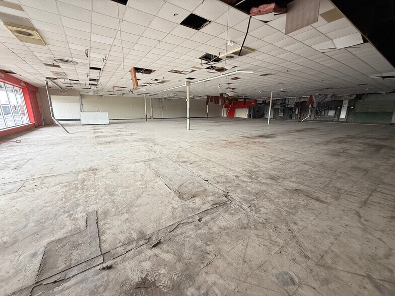 More Photos Of 11811 E 8 Mile Rd, Warren General Retail For Lease