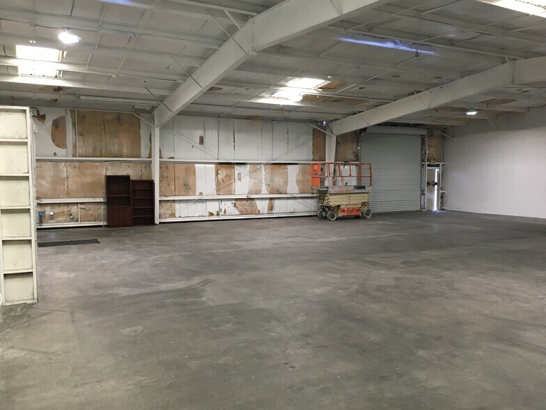 More Photos Of 13670 Roosevelt Blvd, Clearwater Warehouse For Lease
